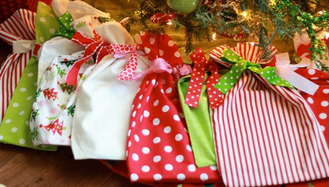 Christmas Book Bags: They look like Christmas presents already wrapped and under the tree. Every one of these fabric bags has a Christmas book inside. Great way to countdown to Christmas or have your child pick a bag to find the surprise book for the night! - Design Dazzle #christmas #christmasbooks