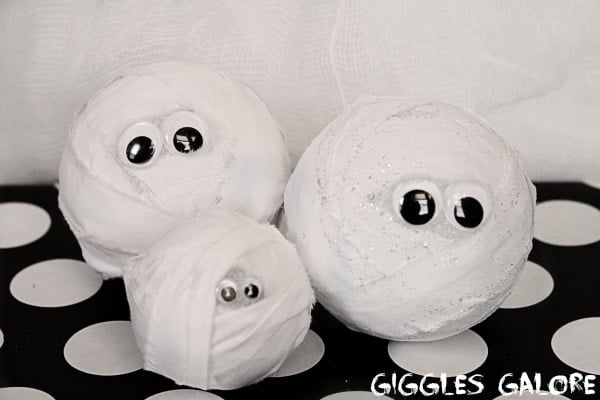 Adorable DIY styrofoam mummies that are easy and so cute for this Halloween!