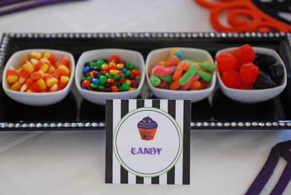 Halloween Cupcake Party for little ones! Love a little party that isn't too spooky. Awesome printables too!