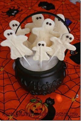 Edible Halloween Treats for this spooky season! White Chocolate Ghost Suckers!