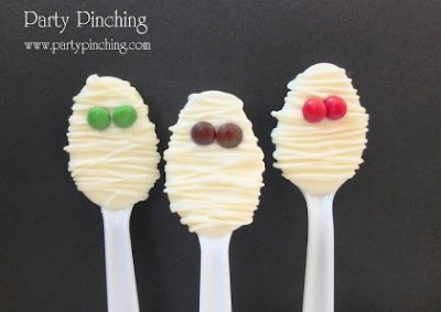 Cute Scary and Gross Halloween Edibles, mummy spoons, white chocolate, mummies