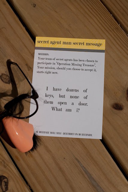 Secret Agent Scavenger Hunt for kids with clever clues that kids will love to figure out! Secret Agent Scavenger Hunt for kids with clever clues that kids will love to figure out!