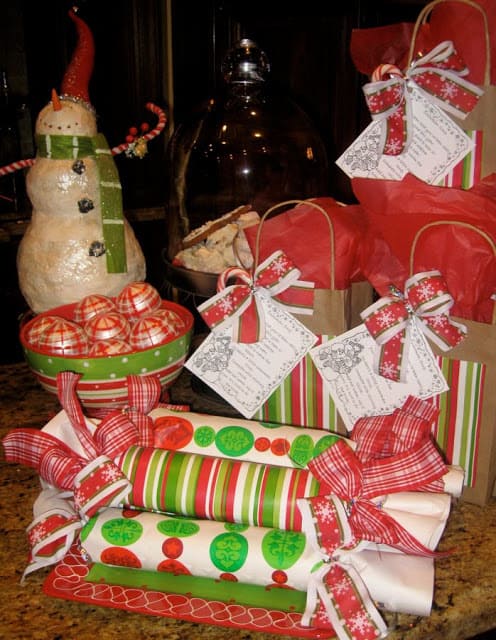 Making homemade holiday gifts with kids - Design Dazzle