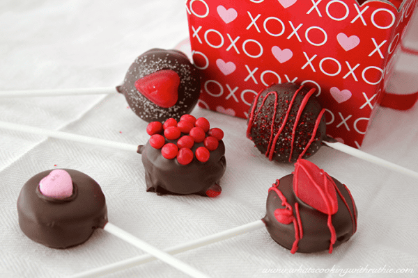 Valentine's Day Sweet Treats! No bake cookie pop! MORE Excellent ideas for the big LOVE day at Designdazzle.com