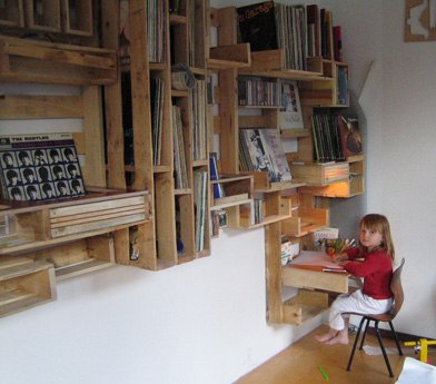 DIY kids room shelving made of shipping pallets