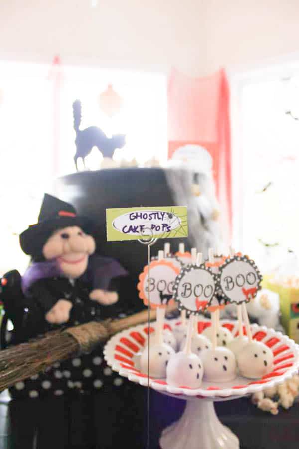 Adorable Ghostly Cake Pops for a Halloween Party!