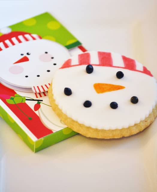 Decorate sugar cookies using edible markers | Christmas Treat Ideas for Kids | kid friendly Christmas treats | holiday treats for kids | Christmas sweets for kids || Design Dazzle #Christmastreats #holidaysweets