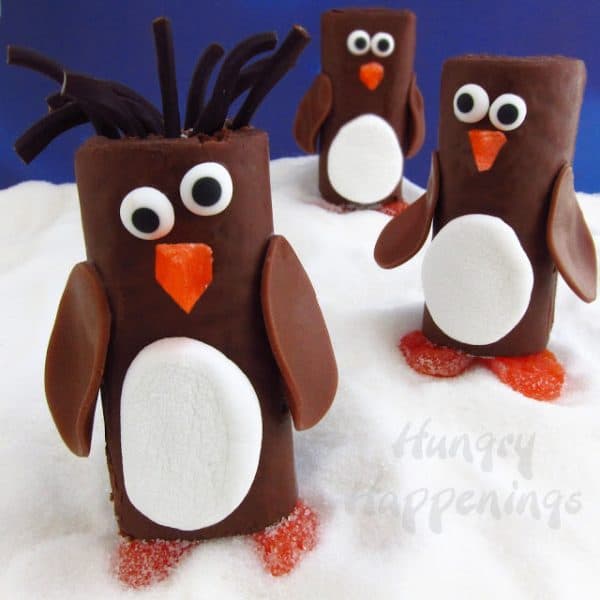 Penguin Snack Cakes | Christmas Treat Ideas for Kids | kid friendly Christmas treats | holiday treats for kids | Christmas sweets for kids || Design Dazzle #Christmastreats #holidaysweets