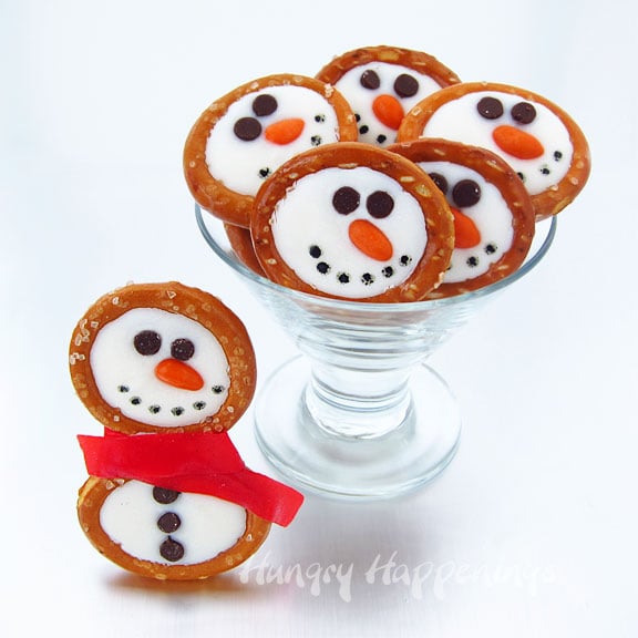 Snowman Pretzels | Christmas Treat Ideas for Kids | kid friendly Christmas treats | holiday treats for kids | Christmas sweets for kids || Design Dazzle #Christmastreats #holidaysweets