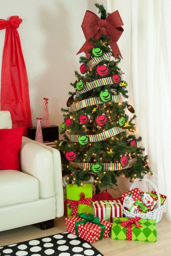 All the Whos down in Whoville would heartily approve of this Grinchmas Party! Cute tree decorated with paper ornaments!