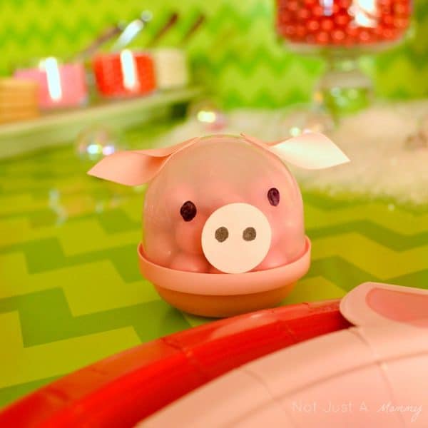 Hoggy Holidays Christmas Party Table piggy capsule 