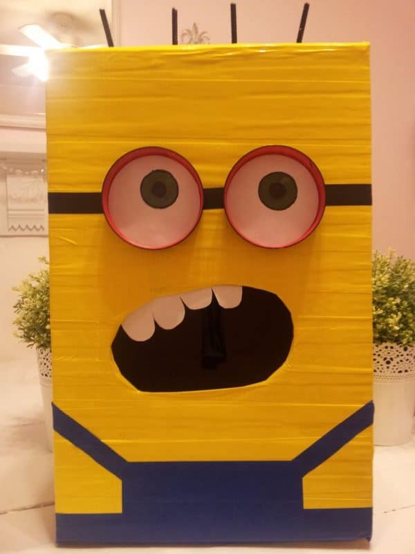 valentine's day card box holder Minion