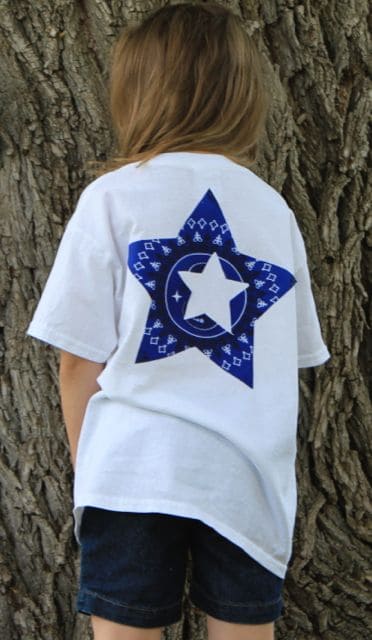 Create this no-sew 4th of July shirt for your kids to wear to all those upcoming patriotic celebrations! A cute idea for a 4th of July Flag T-shirt! - Design Dazzle