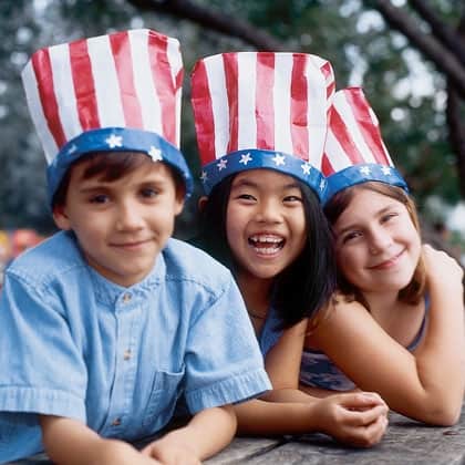 4th of July Kids Crafts! Awesome patriotic bag hats. 