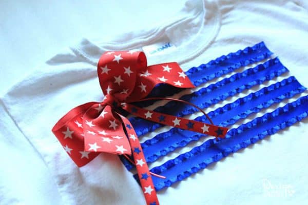 Create this no-sew 4th of July shirt for your kids to wear to all those upcoming patriotic celebrations! A cute idea for a 4th of July Flag T-shirt! - Design Dazzle