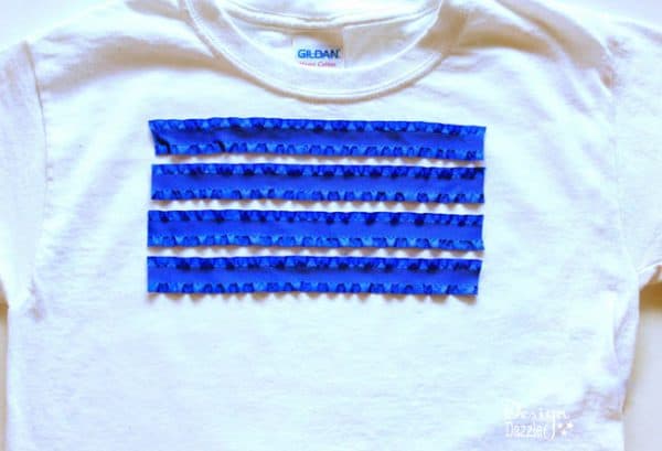 Create this no-sew 4th of July shirt for your kids to wear to all those upcoming patriotic celebrations! A cute idea for a 4th of July Flag T-shirt! - Design Dazzle