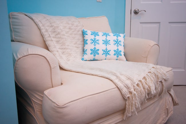 Twin Girls Room decorated for winter