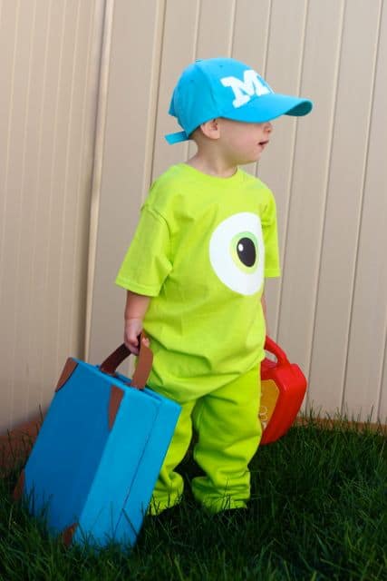 This QUICKLY and EASILY turns into a Mike Wazowski costume! A simple iron on -no sew, and can be made in about 15 minutes! Perfect for a last minute costume idea. See more at Design Dazzle. #diycostume #diyhalloween #mikewazowski