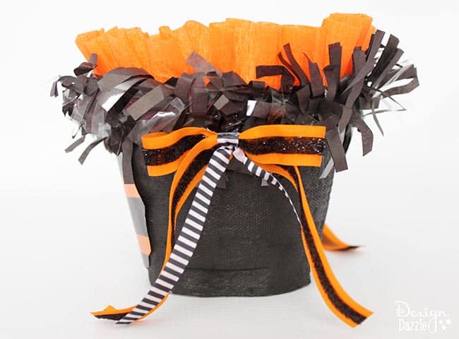 Step-by-step tutorial to make a quick, easy spook-tacular halloween treat! Designdazzle.com #diyhalloween #halloweentreats