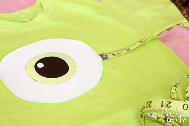 This QUICKLY and EASILY turns into a Mike Wazowski costume! A simple iron on -no sew, and can be made in about 15 minutes! Perfect for a last minute costume idea. See more at Design Dazzle. #diycostume #diyhalloween #mikewazowski