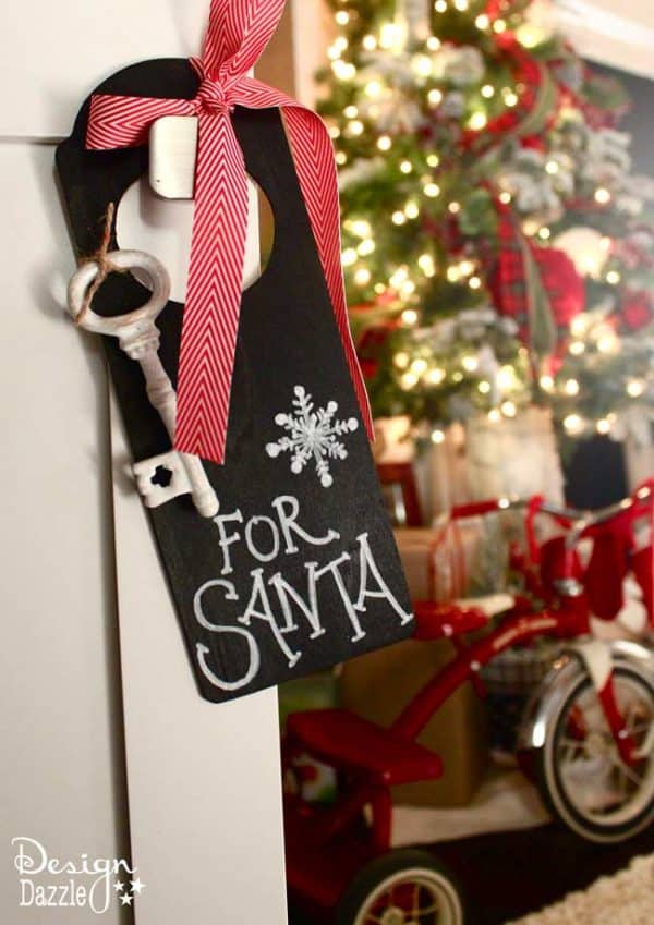 Magic Key for Santa. Use indoors for a cute decoration and hang at the front door on Christmas Eve. If you don't want to craft this project, we have the free chalkboard printable for you to just print and cut!! Also, free printable Santa's Magic Key poem. Design Dazzle #Christmas #christmaskids 