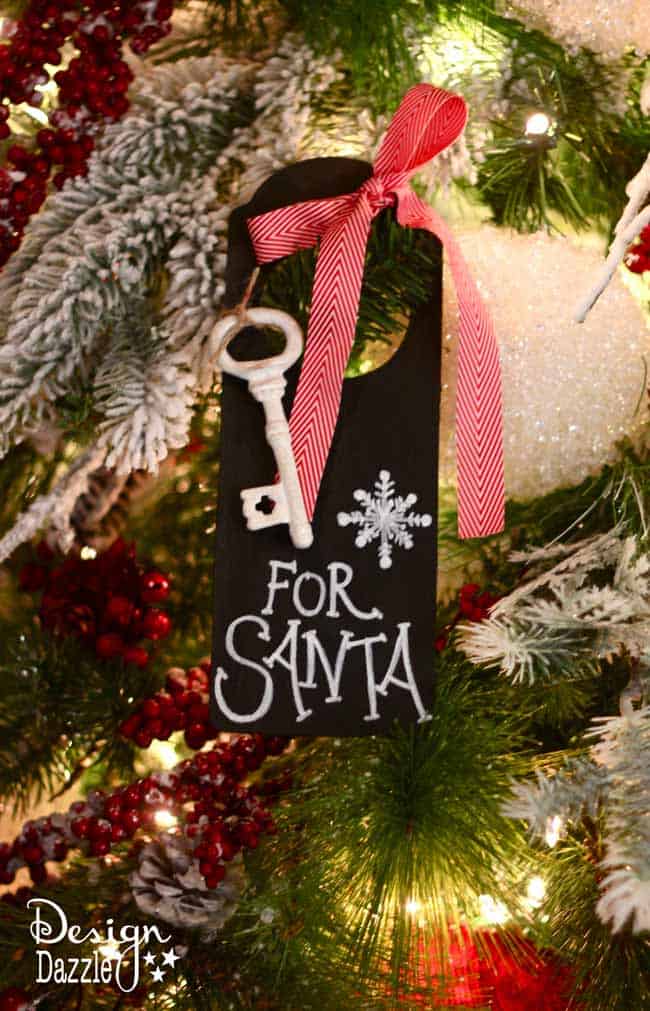 Magic Key for Santa. Use indoors for a cute decoration and hang at the front door on Christmas Eve. If you don't want to craft this project, we have the free chalkboard printable for you to just print and cut!! Also, free printable Santa's Magic Key poem. Design Dazzle #Christmas #christmaskids #santakey 