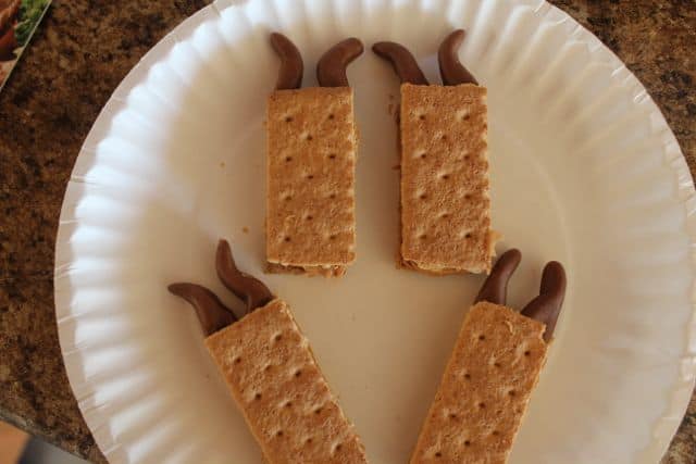 Easy Baking Ideas with Graham Crackers. Cute reinder made with graham crackers, peanut butter, candy melt and tootsie roll!