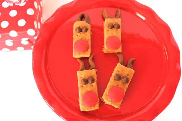 Easy Baking Ideas with Graham Crackers. Cute reinder made with graham crackers, peanut butter, candy melt and tootsie roll!