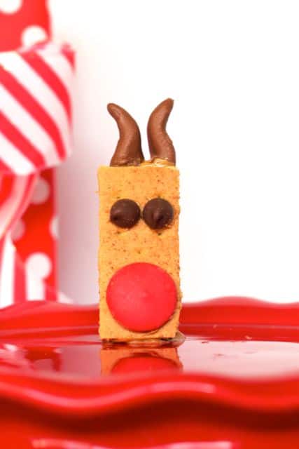 Easy Baking Ideas with Graham Crackers. Cute reinder made with graham crackers, peanut butter, candy melt and tootsie roll!