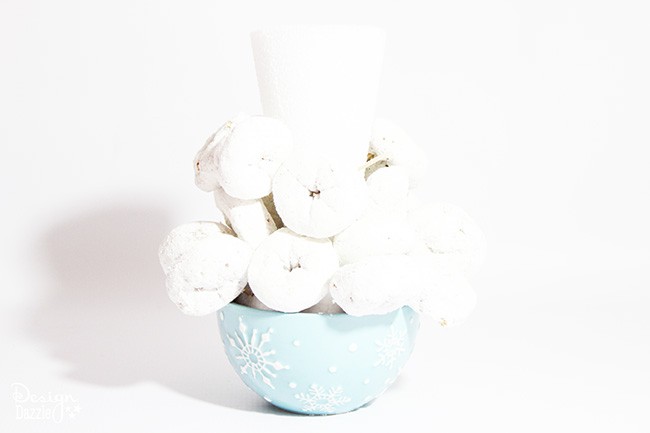 Make a cute "free snowball!" pile with #hostessholiday! Your kids will love your snowman party. See it on Design Dazzle.