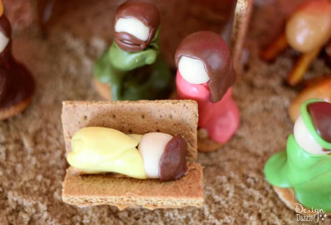 Family Holiday Ideas: Creating a Natvity Manger Scene with graham crackers and tootsie rolls. Design Dazzle