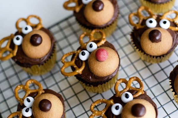 Reindeer cupcakes would be so fun for the kids to help you make!