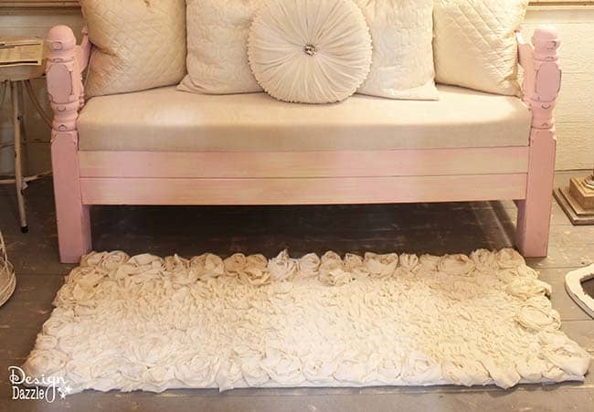 Make a DIY rosette fabric rug! It is so simple, and so beautiful. Find the tutorial on Design Dazzle! 