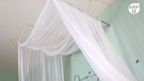 A DIY bed canopy made out of dowels! Isn't it fantastic? Super easy, too!