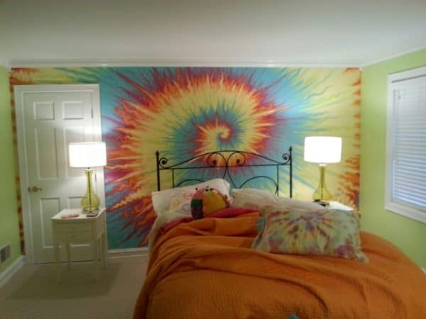 tie dye teen room ideas | includes tie dyed bedroom walls!