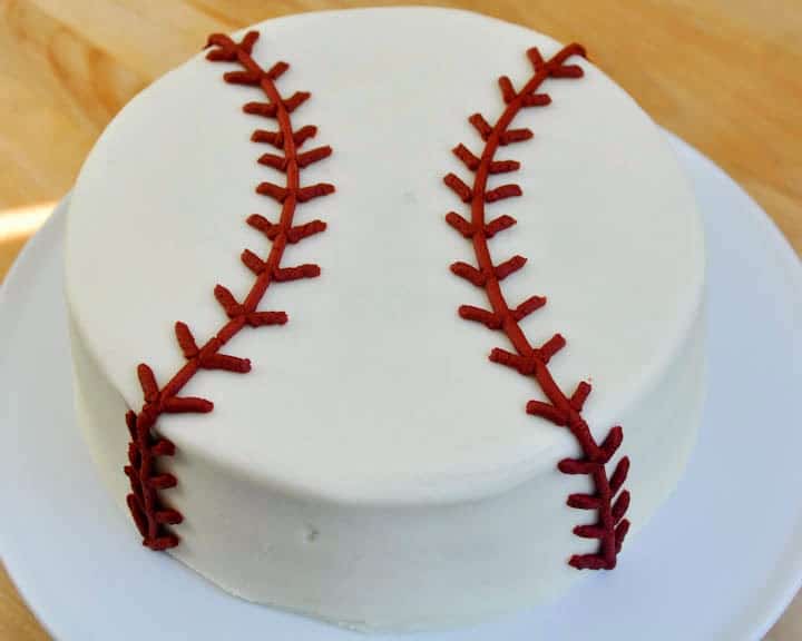 This is a super simple cake, perfect for a baseball theme baby shower!