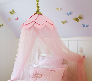 I LOVE this DIY canopy bed! Totally gorgeous!