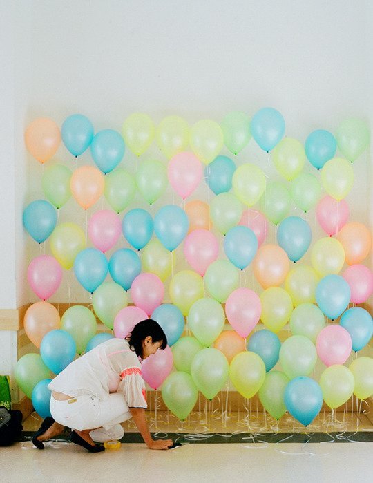 I love this super simple DIY photo backdrop!