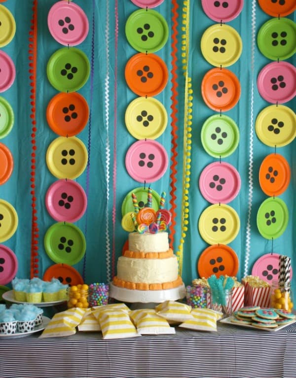 Love this creative DIY photo backdrop! Such a great idea - button plates!