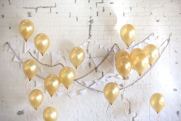 Love this DIY photo backdrop - gold balloons are stunning here!