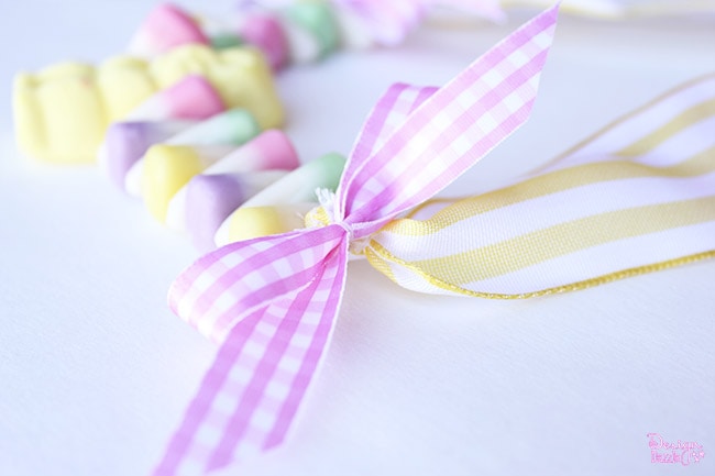 Make a sweet Easter candy necklace with your kids! Such a sweet, simple craft on Design Dazzle. #Easter #craft