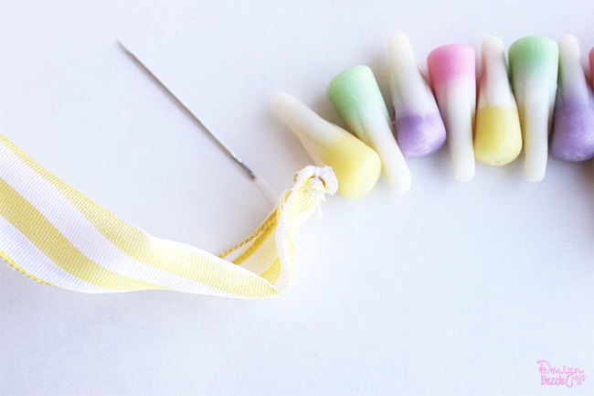 Make a sweet Easter candy necklace with your kids! Such a sweet, simple craft on Design Dazzle. #EasterFun