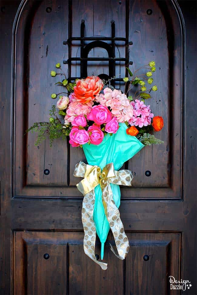 Beautiful spring decor on Design Dazzle! #umbrelladoor #springdecor