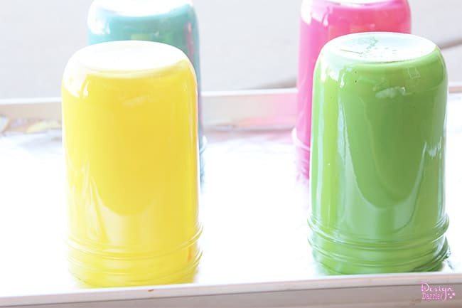 Make bold, bright tinted mason jars for the perfect centerpiece! See how on Design Dazzle.