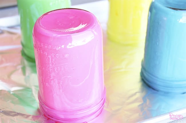 Make bold, bright tinted mason jars for the perfect centerpiece! See how on Design Dazzle.