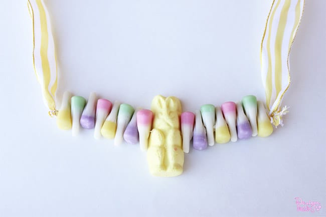 Make a sweet Easter candy necklace with your kids! Such a sweet, simple craft on Design Dazzle. #Easter #craftswithkids