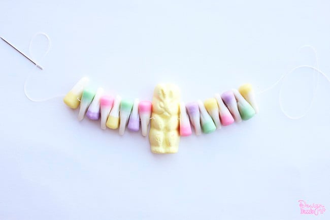 Make a sweet Easter candy necklace with your kids! Such a sweet, simple craft on Design Dazzle. #Eastercandy #kidscrafts
