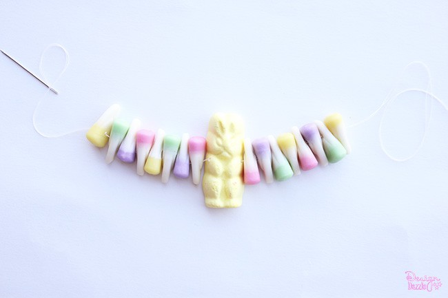 Make a sweet Easter candy necklace with your kids! Such a sweet, simple craft on Design Dazzle. #Eastercandy #kidscrafts