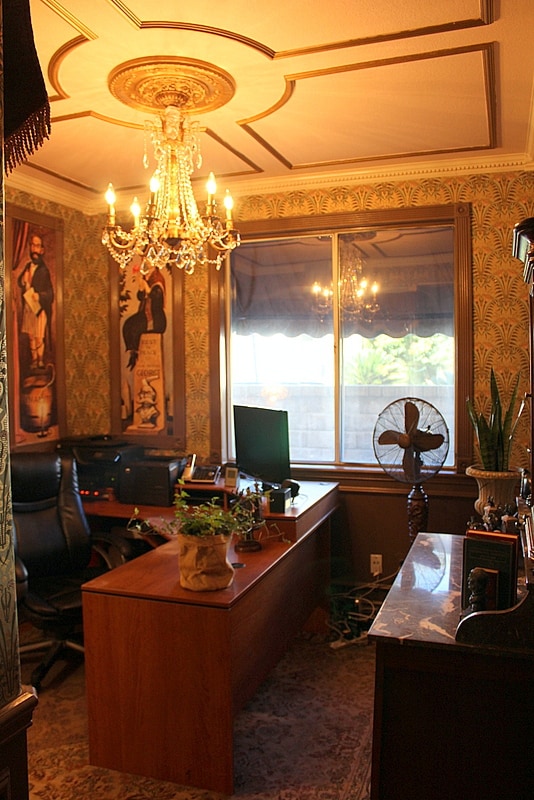 My friend Donna shows the spookily awesome Haunted Mansion office she created! Check out the simple DIY ideas on Design Dazzle.