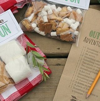 Fun outdoor scavenger hunt and s'mores treat toppers with free printables included! This would be fun for an outdoor party or camping trip.